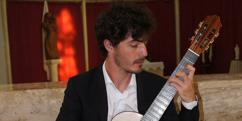 Gabriel Bianco n'est pas seulement un fabuleux guitariste, concertiste et pédagogue ; c'est un des meilleurs de notre temps.