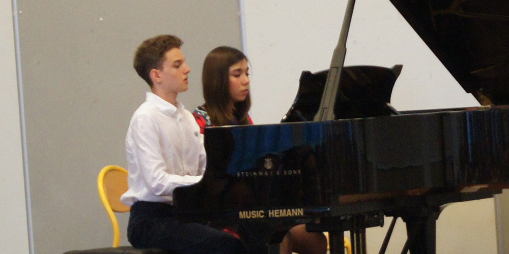 Au cœur du Festival, des académies, qui rassemblent de jeunes musiciens de tous horizons, tels ces pianistes roumains au talent prometteur.