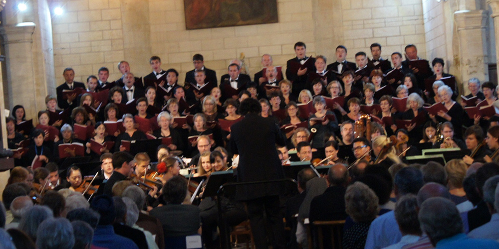 L'Eglise Saint-Rémi de Douvres la Délivrande est comble pour entendre chœur et orchestre interpréter Puccini, Britten et Verdi.