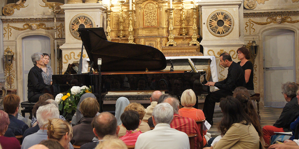 La magnifique  église de Bernières, nouvelle étape du festival depuis 2014, accueille les pianistes Alan Ball et Simon Ohanian.