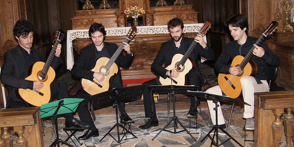 La guitare se met en quatre, dans la belle acoustique de l'église de Crépon, avec les jeunes virtuoses du Quatuor Eclisses.