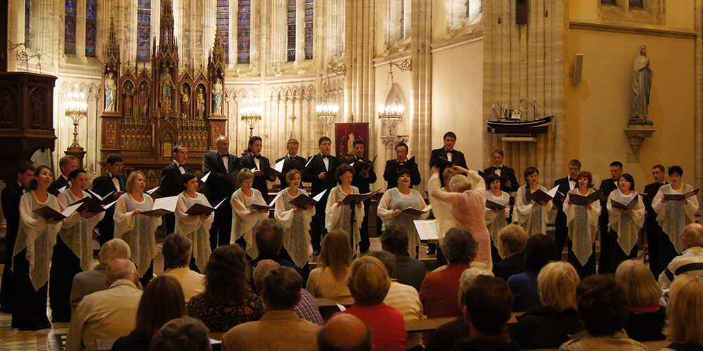 Pièces sacrées ou airs populaires, le Chœur d'Orenbourg emporte le public par la beauté et l'émotion de ses chants.