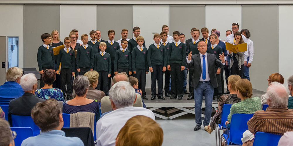 Deux heures durant, les musiciens jouent, chantent ou…font chanter le public, comme Jacek Sykulski et le Chœur de Poznan.