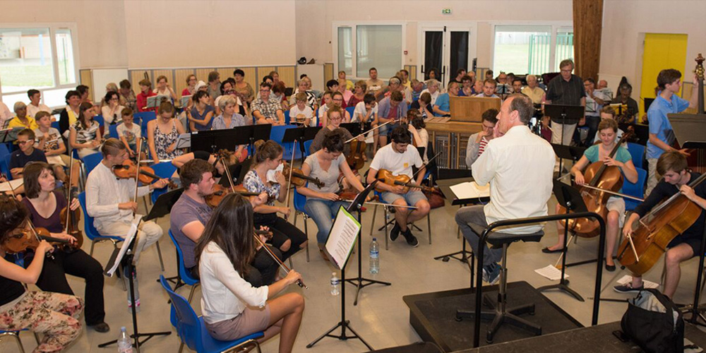 Douze jours de travail intense et voilà les choristes et l'orchestre du Festival réunis pour La Passion selon Saint-Jean de Bach.