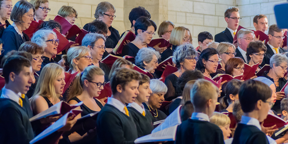 Une cinquantaine de choristes venus de partout, 30 Polonais de Poznan, le Chœur du Festival rassemble, jeunes et moins jeunes…