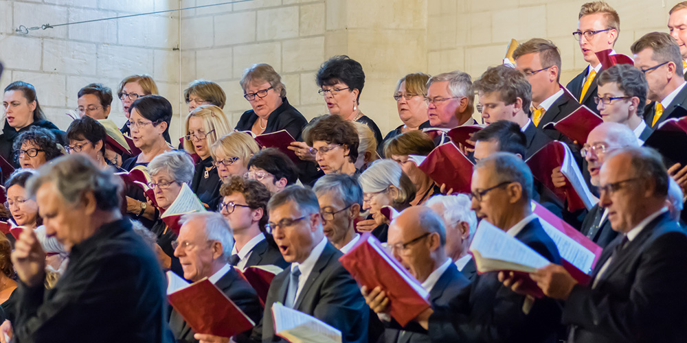 …Unis, de 7 à 77 ans ou presque, pour chanter le chef d'œuvre de Bach avec passion, sous la direction du chef chilien Carlos Dourthé.