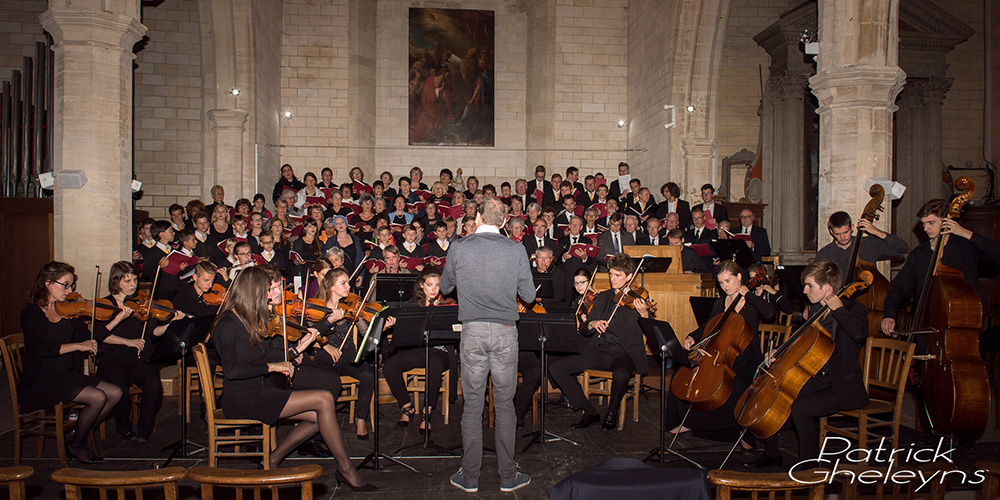 Dernières retouches avant que le public se presse au premier concert de la Saint-Jean de Bach à l'Eglise Saint-Rémi.