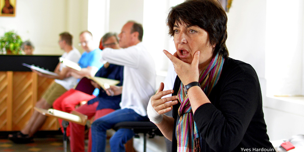 Les choristes de Musique en Côte de Nacre bénéficient chaque été des conseils de Carole Marais, exceptionnelle orfèvre de la voix.