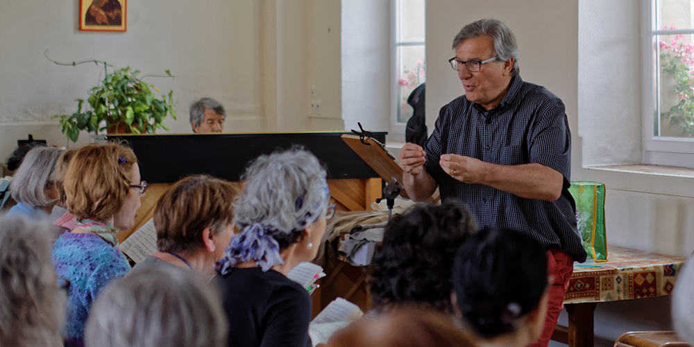 C'est Bernard Polisset, soliste et chef de chœur, qui préparait en juillet 2015 les chœurs du Festival, aux côtés de Carlos Dourthé.