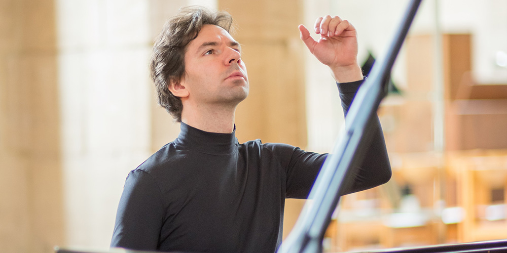 Un récital magistral du pianiste Georgy Gromov ouvrait le 8ème festival dans la lumière de la Chapelle Lalique, à Douvres la Délivrande.