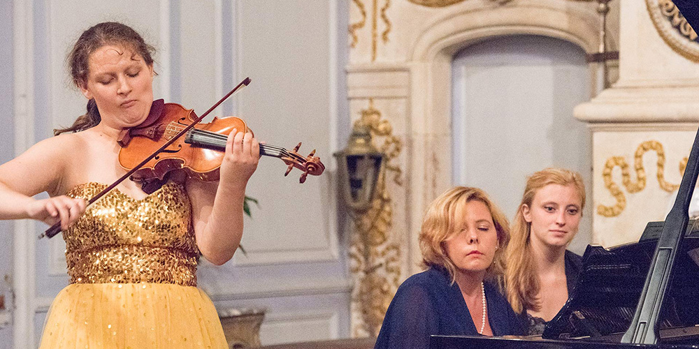 Un phénomène la violoniste Hildegarde Fesneau, lauréate à 19 ans du Concours Long-Thibaud 2014, en récital à l'Eglise de Bernières.