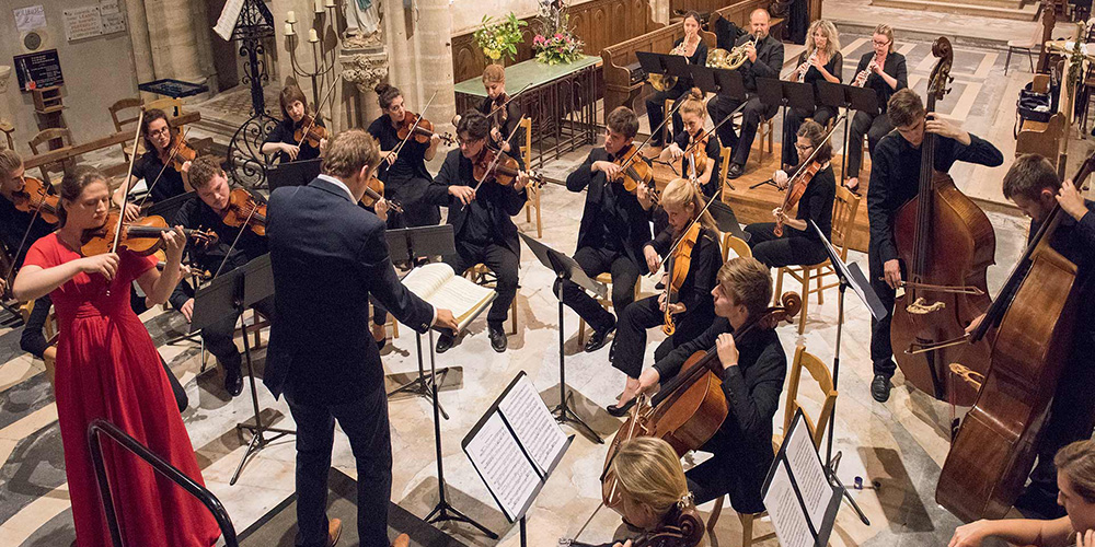 Pour son premier concert à Arromanches, le Festival provoquait la rencontre entre Hildegarde Fesneau et l'Ensemble Sequentiae.