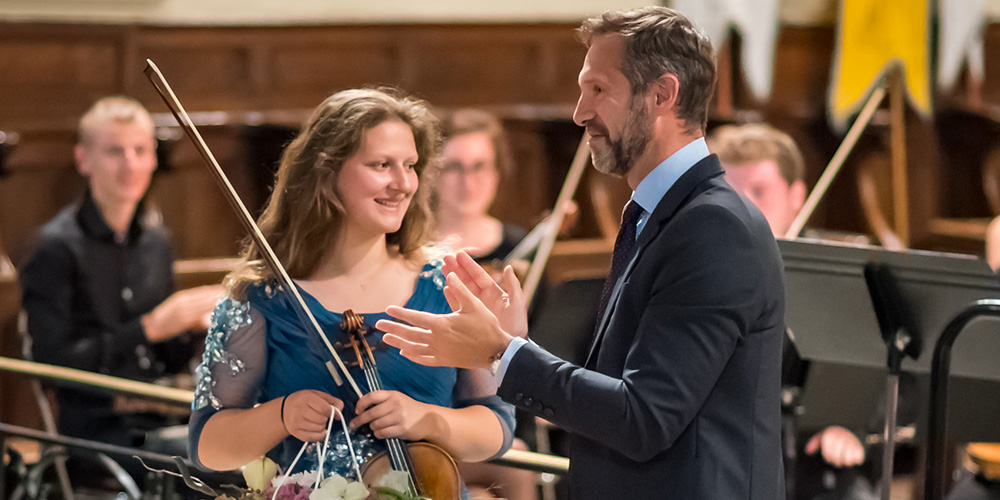 Une robe rouge pour Mozart, une bleue pour Mendelssohn, et voilà notre jeune virtuose très applaudie par le maire de Courseulles.