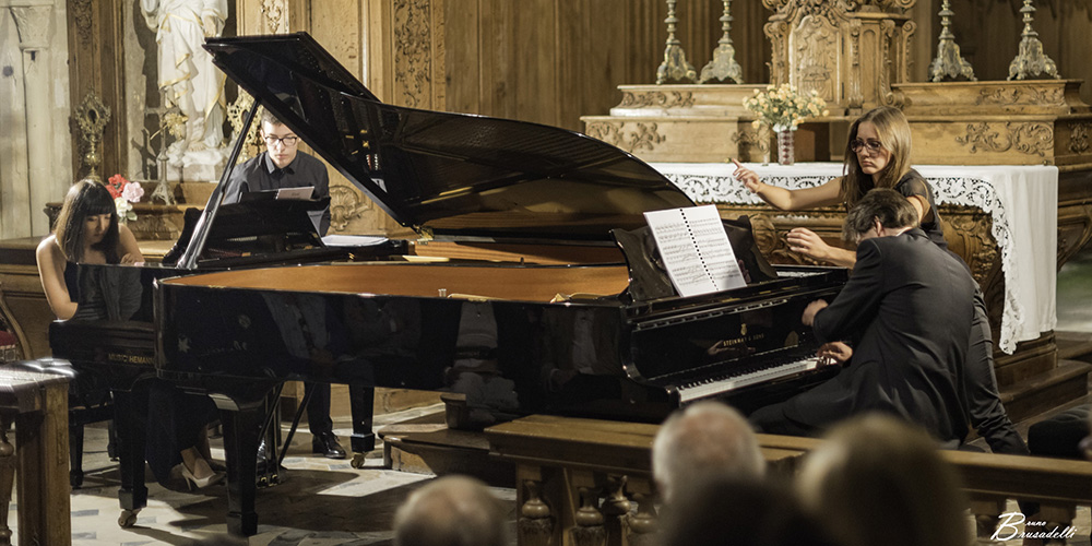 Un festival, c'est aussi l'occasion d'imaginer des programmes originaux, tel ce concert Huit mains pour deux pianos à l'Eglise de Crépon.