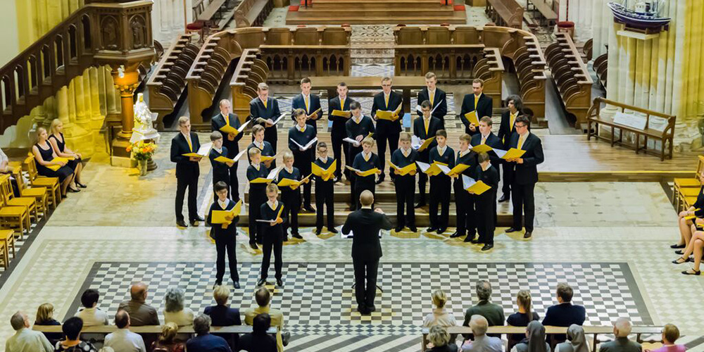 C'est devenu une tradition, l'Eglise de Saint-Aubin accueille chaque été le chœur étranger invité du festival, ici le Chœur polonais de Poznan.