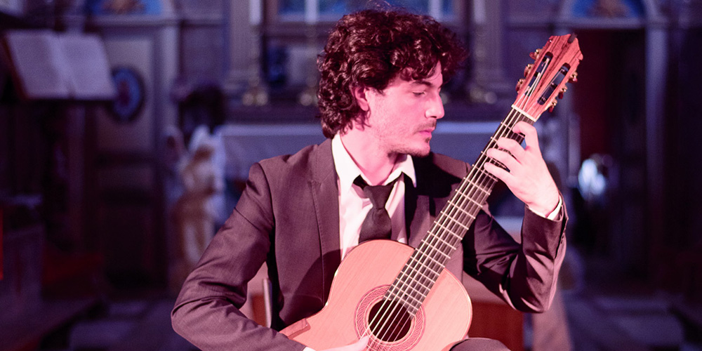 La Chapelle de Sainte-Croix-sur-Mer est un pur régal pour l'oreille, surtout lorsque sonne la guitare de Gabriel Bianco.