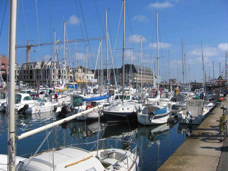 Sur le port de Courseulles, le vent dans les gréements est déjà musique